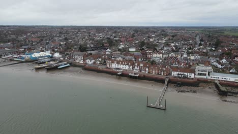 Burnham-On-Crouch-Essex-Reino-Unido-Alta-Antena-Waterfront-Casas-Flotantes-Ciudad-En-Segundo-Plano.