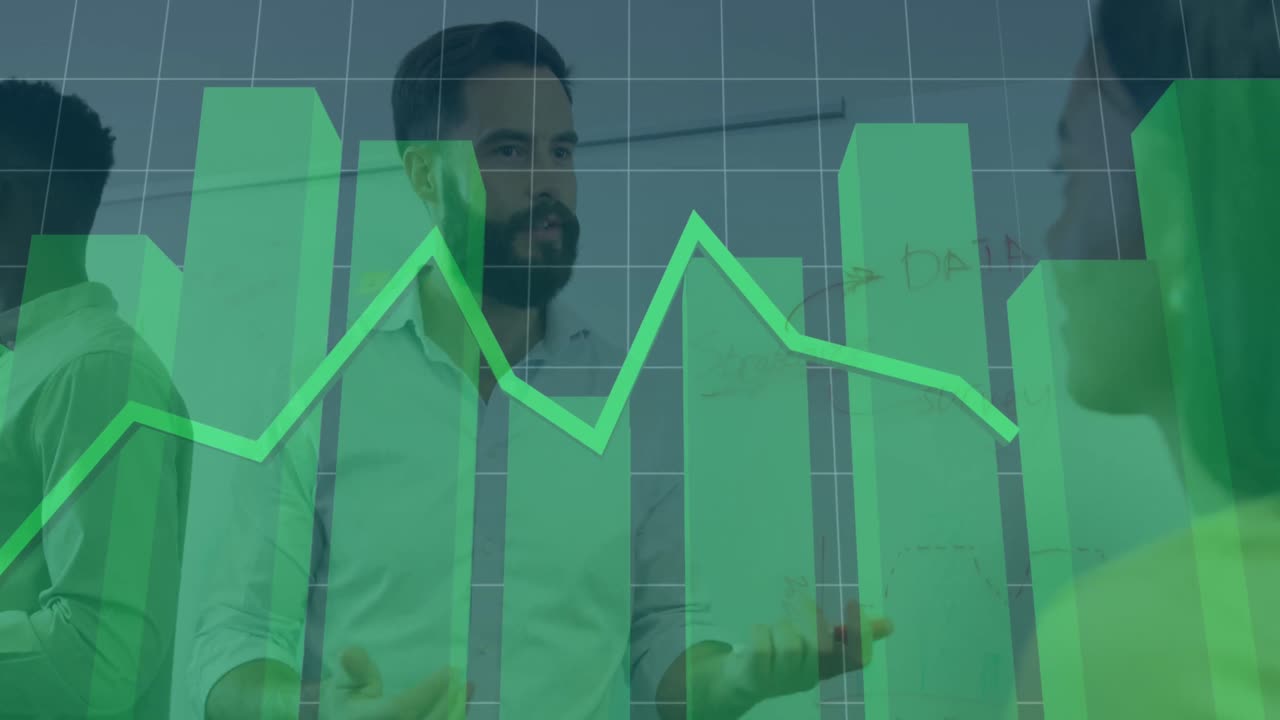 animación del procesamiento de datos financieros sobre diversas personas de negocios