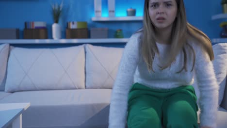 la joven enferma mental se vuelve paranoica y huye de la cámara con dudas y miedo.
