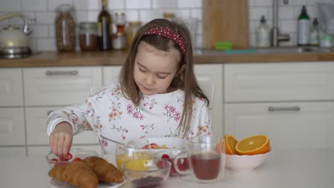 una niña tomando el desayuno