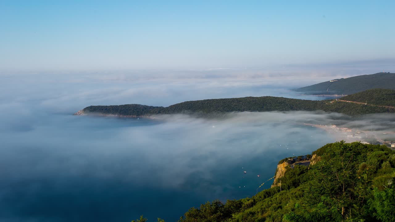 Timelapse af tåge der letter over Jaz-stranden i Budva, Montenegro