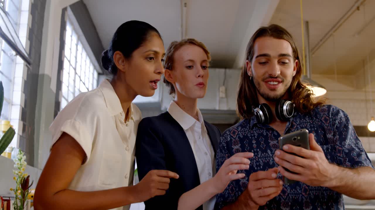 ejecutivos discutiendo por teléfono móvil 4k