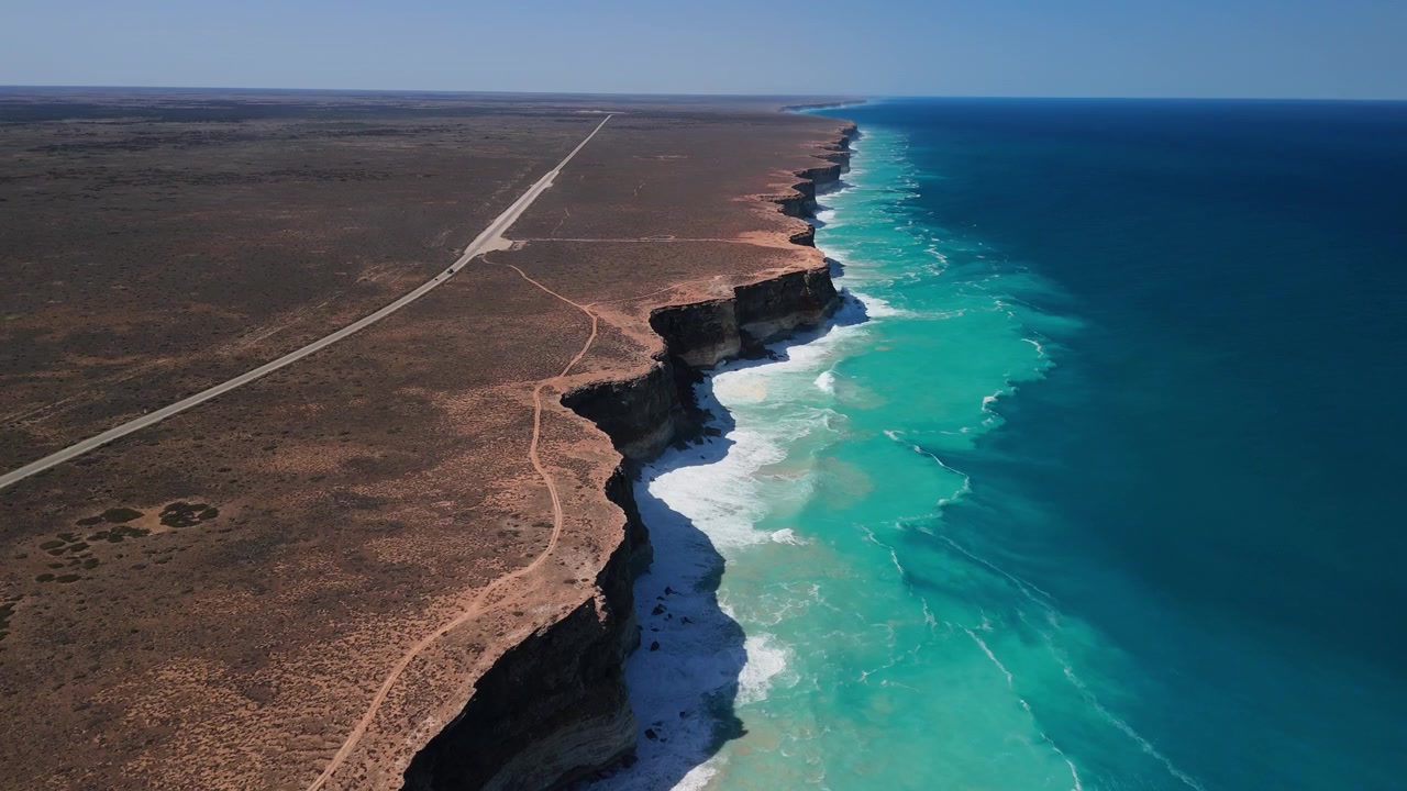 Vista aérea de drone da costa de Nullarbor ao longo da baía