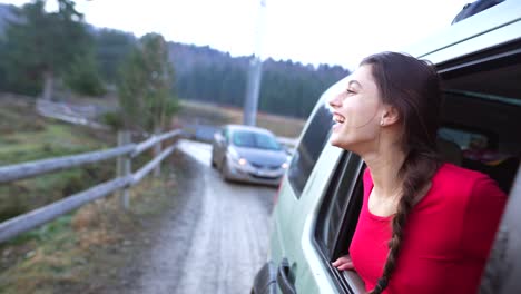 mujer disfrutando de un pintoresco viaje por carretera a través de las montañas