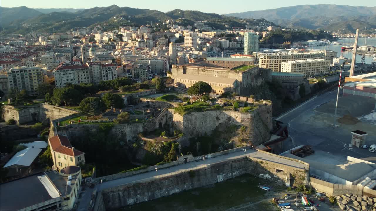 Vue aérienne d’une ville avec une forteresse