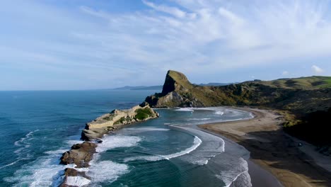 impresionante paisaje de playa de nueva zelanda en la costa de la isla norte - vista aérea de drones
