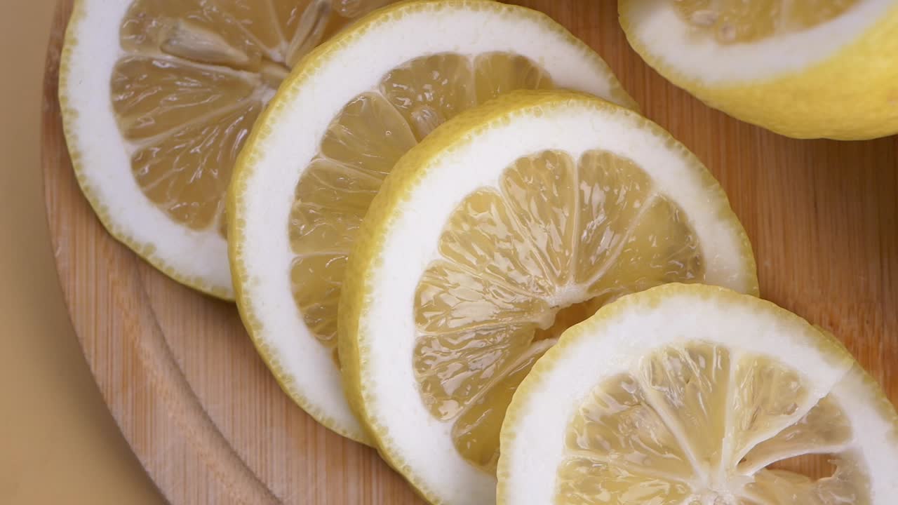Primo piano di limoni freschi a fette su un tagliere di legno