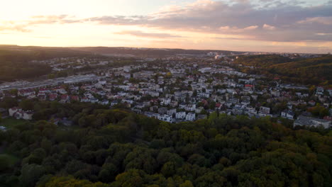 Ein-Bezauberndes-Luftpanorama-Von-Gdynia-Redłowo---Von-Der-Brücke-In-Gdynia-Orłowo-Bis-Zum-Bewohnten-Teil-Des-Landguts