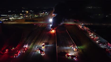 un accidente grave en la autopista 401 con un gran incendio después de la colisión en la región de pichering, canadá.