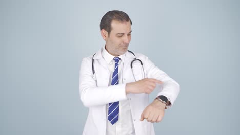 el médico muestra la tos correcta.
