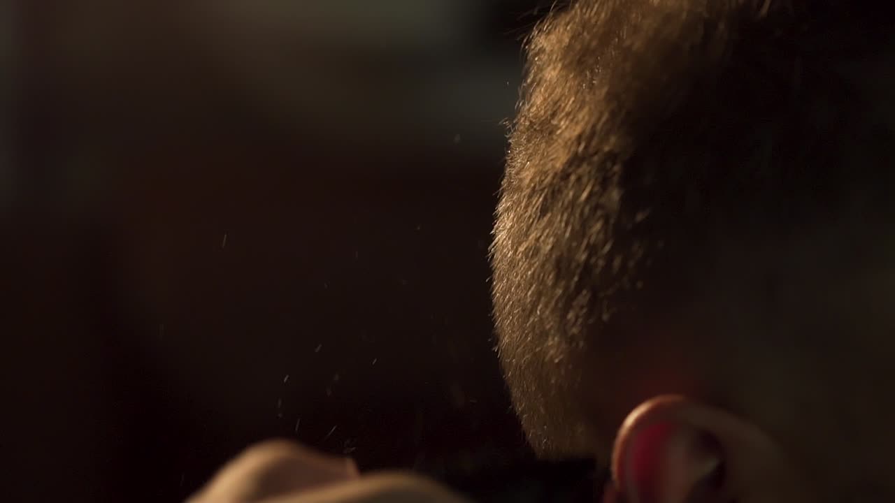 un hombre se corta el cabello.