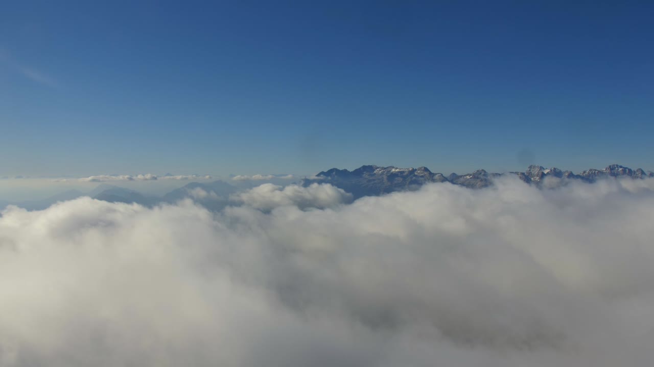 멀리 높은 산, 푸른 하늘, 확대와 함께 롤링 구름 timelapse