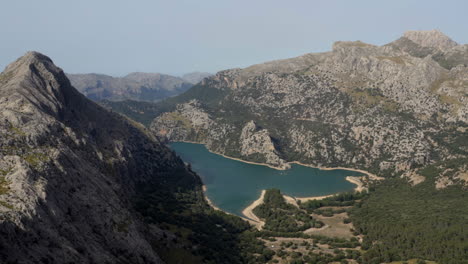 Wasserreservoir-Mirador-Des-Gorg-Blau-Im-Tal-Zwischen-Hohen-Bergen