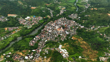 disparo de avión no tripulado a gran altitud en órbita de la aldea de san rafael, en la nublada colombia