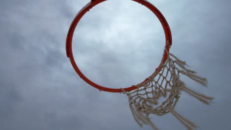 un aro de baloncesto con una red destrozada