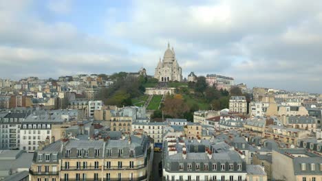 バジリカ・オブ・サクレ・コーアまたはモンマルトルの聖心を背景にパリ市上空に昇る飛行機