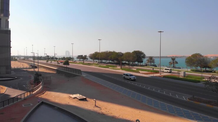 Ripresa aerea bassa di un viale di Abu Dhabi