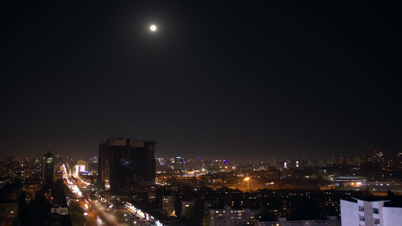 밤의 도시와 빠르게 움직이는 자동차의 시간 경과.