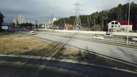 carretera de la ciudad con construcción y tráfico