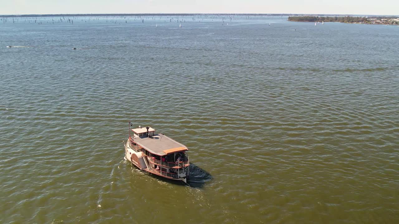 turistas disfrutando de viajar alrededor del lago mulwala a bordo del vapor de remos cumberoona