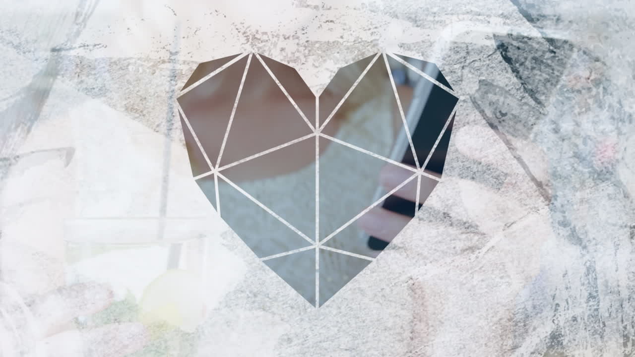 스마트폰을 사용하는 백인 여성의 중간 부분에 기하학적 심장 모양의 절단 애니메이션