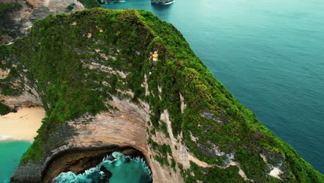 playa kelingking, drone 4k 360 de acantilado verde, nusa penida, indonesia