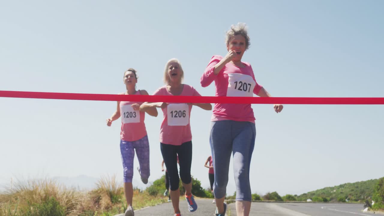 육상 여자 선수 들 이 결승선 에 도착 하고 있다
