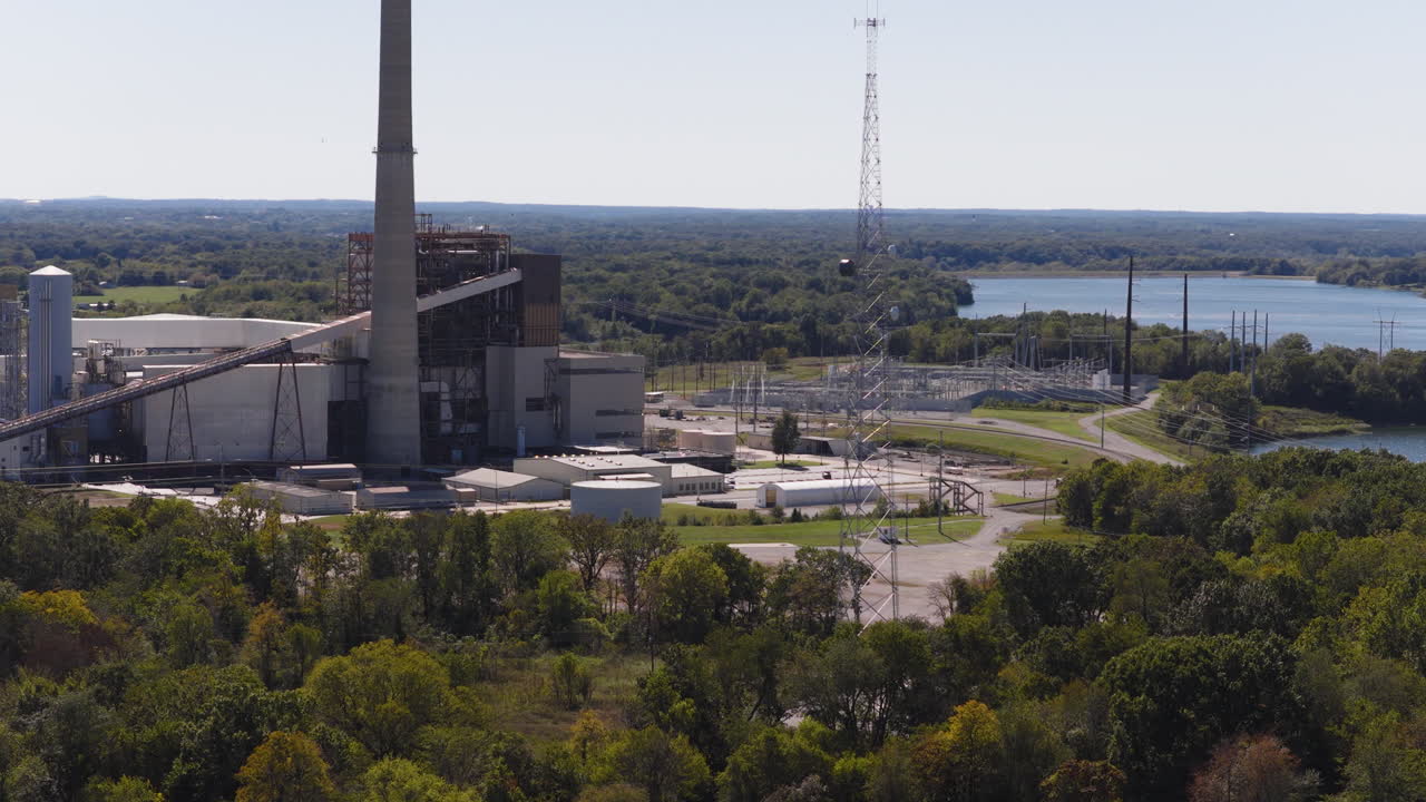 Centrale elettrica a carbone di Flint Creek vicino a Gentry (contea di Benton) in Arkansas, USA. Ripresa aerea rotante