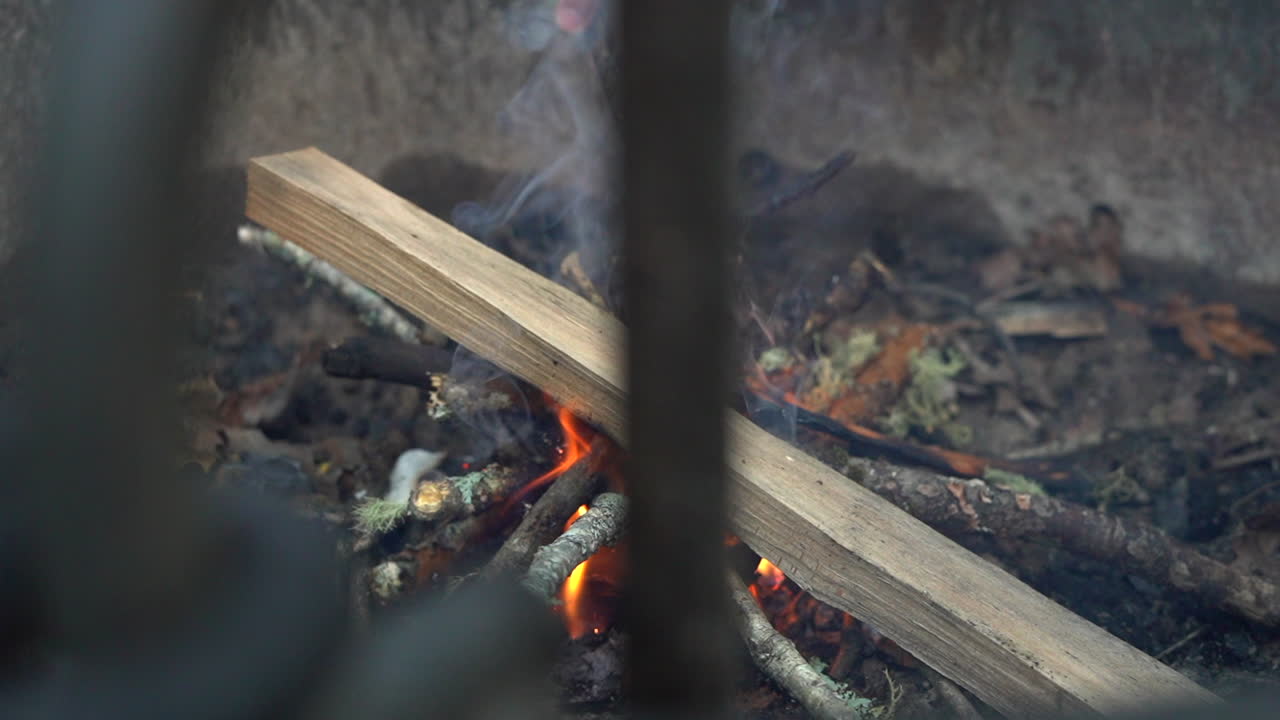 밤 에 캠프 불 을 피우는 사람
