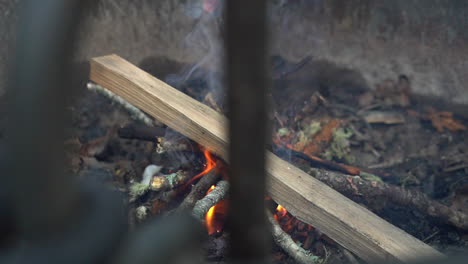 hombre construyendo una fogata por la noche