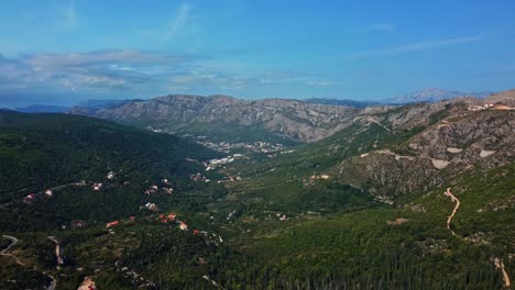 Toma-Aérea-Volando-Sobre-Los-Alpes-Dináricos-En-Croacia-En-Un-Hermoso-Día-De-Verano