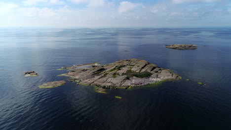 isla de piedra en el gran mar azul