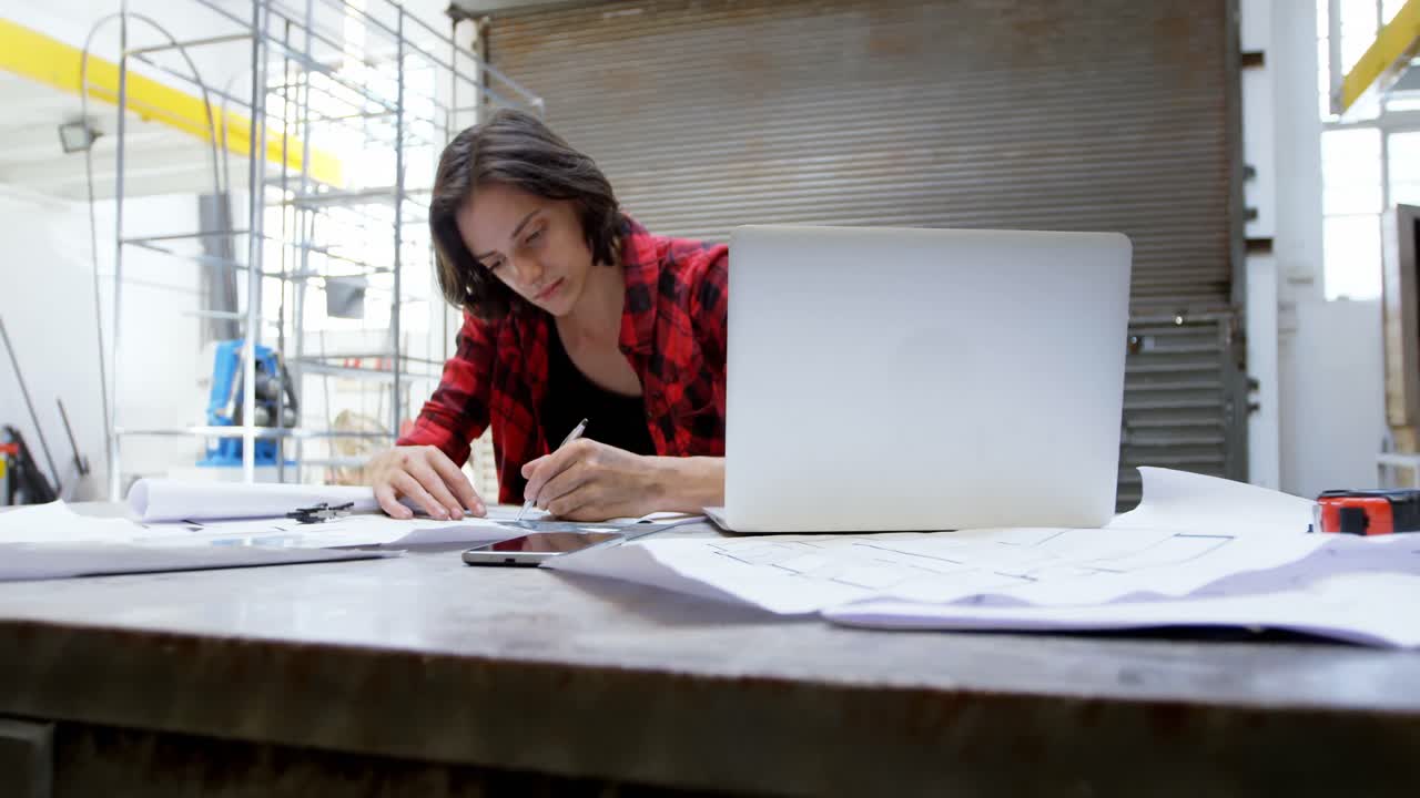 soldadora trabajando en el taller 4k