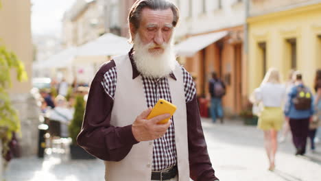 Tourist-elderly-man-grandfather-using-looking-smartphone-search-a-way-on-map-in-mobile-navigator-app