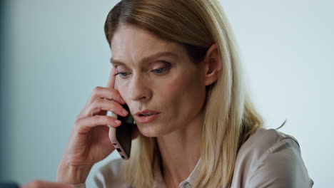 Gerente-Cansado-Quejándose-De-Una-Llamada-Telefónica-En-El-Interior.-Mujer-Hablando-Por-Celular