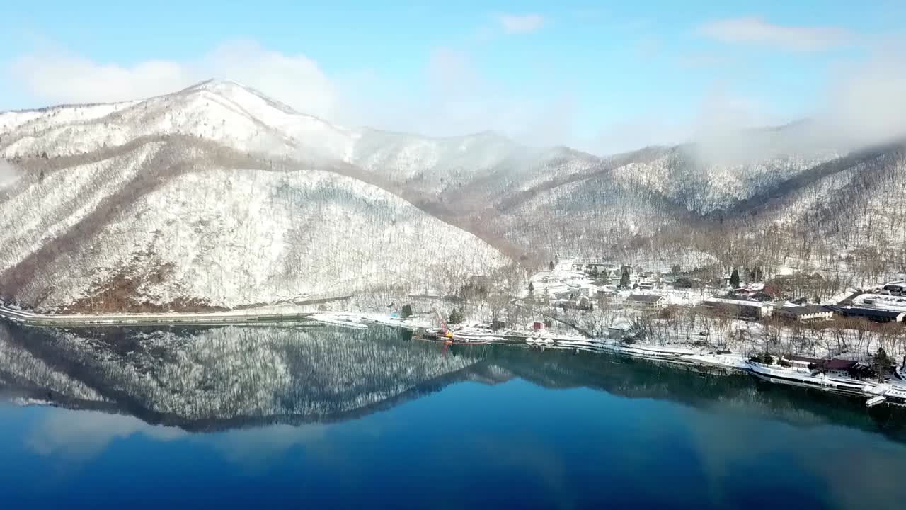 vista aérea del lago shikotsu en hokkaido japón