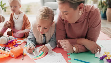 madre, niños y dibujo en el piso de la sala de estar