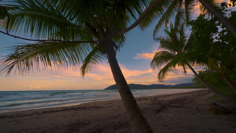 Tropischer-Strand-Am-Daintree-Rainforest-Cape-Tribulation-Australien