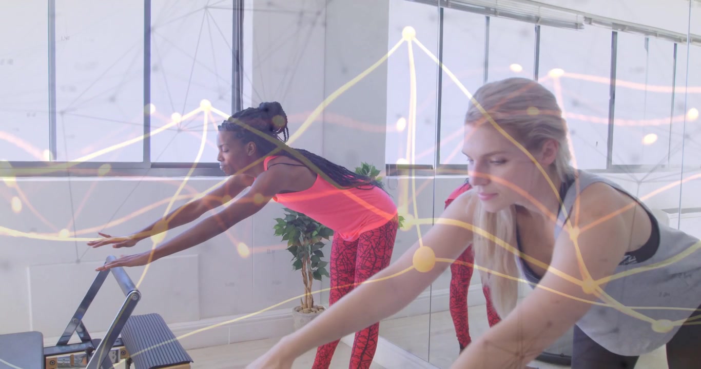 To kvinder træder hen til reformer, bøjer sig og holder en pilates-position, lyse linjer overlejrer scenen