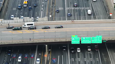 Vorwärts-Fliegen-über-Eine-Straßenbrücke,-Die-Sich-über-Eine-Stark-Befahrene,-Breite,-Mehrspurige-Autobahn-Erstreckt