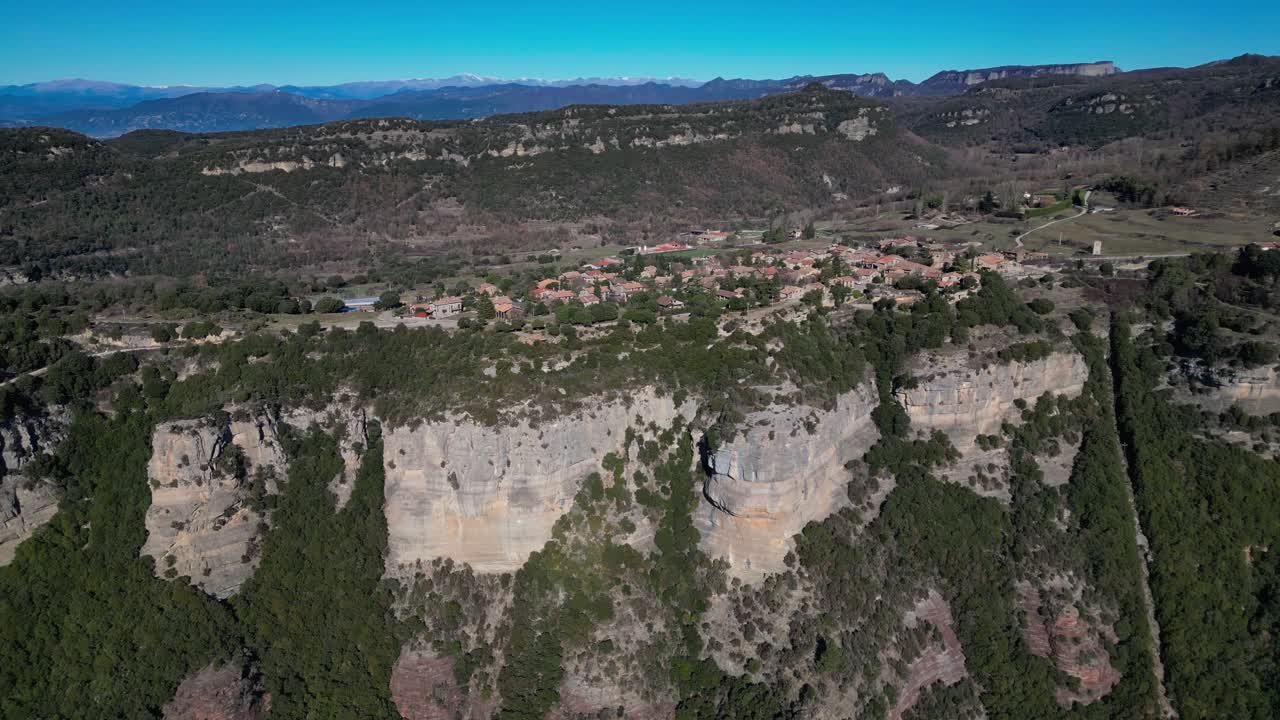 región de tavertet en barcelona con acantilados rocosos y un pueblo pintoresco en un día soleado, vista aérea