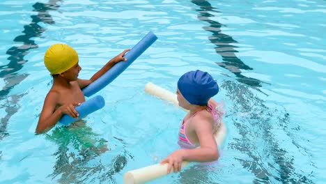 Kinder-Schwimmen-Mit-Nudelschwimmer