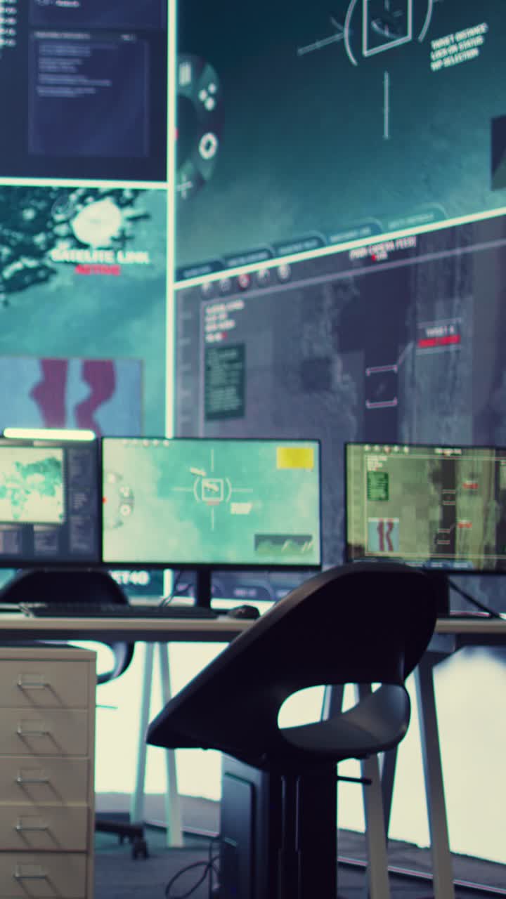 Sala di controllo vuota con più monitor che visualizzano dati di sorveglianza