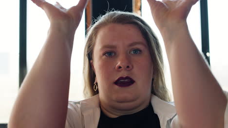 une femme dans un studio de danse.