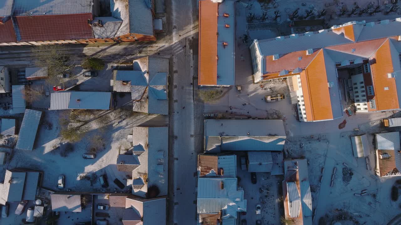 vista aérea del casco antiguo de kuldiga, casas con tejas de techo rojo, calle liepajas, día soleado de invierno, destino de viaje, amplio disparo de ojo de pájaro de avión no tripulado hacia adelante