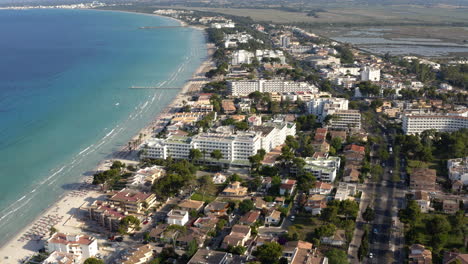 zona turística de hoteles costeros en la costa de la playa de la ciudad de alcudia en mallorca