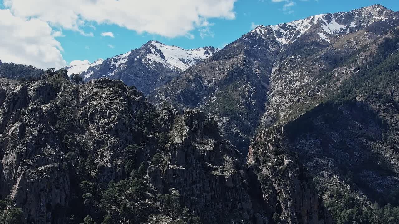 Pemandangan gunung di Corsica dengan puncak yang tertutup salju dan langit biru