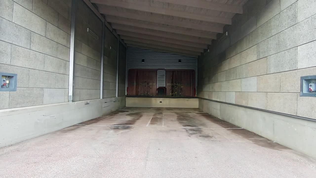 переезд на темную погрузочную платформу большого склада