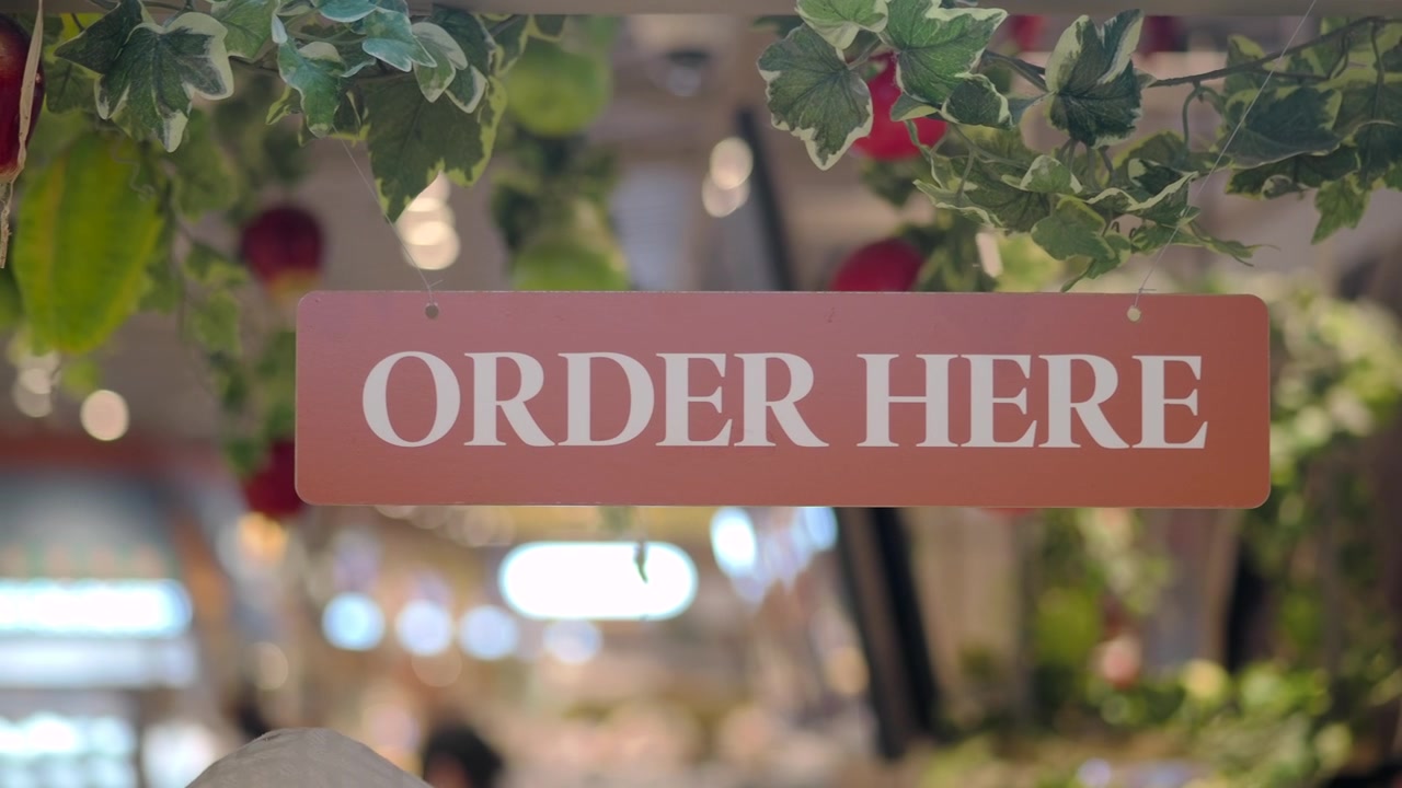 Cartello 'Ordina Qui' Appeso in un Ristorante