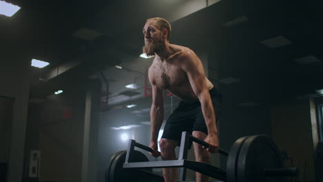 Un-Hombre-Levantando-Pesas-Pesadas-En-El-Gimnasio.-Peso-Muerto-Rumano-Con-Una-Barra-En-El-Gimnasio-En-Cámara-Lenta